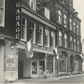 Garage Broederlet 136.jpg - Garage Broederlet aan de 1e Dorpsstraat voorzijde pand met ingang showroom en garage. Opname van 1960